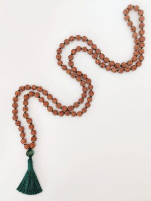 Rudraksha Mala mit smaragd